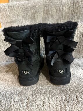 UGG Girls sz 1  Bailey Bow II boots